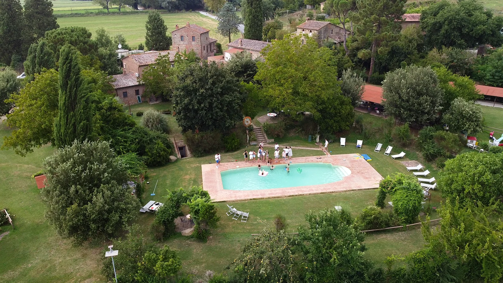 Il borgo e la piscina visti dall'alto