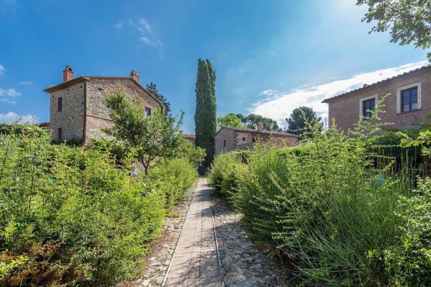 Vialetto di accesso al borgo