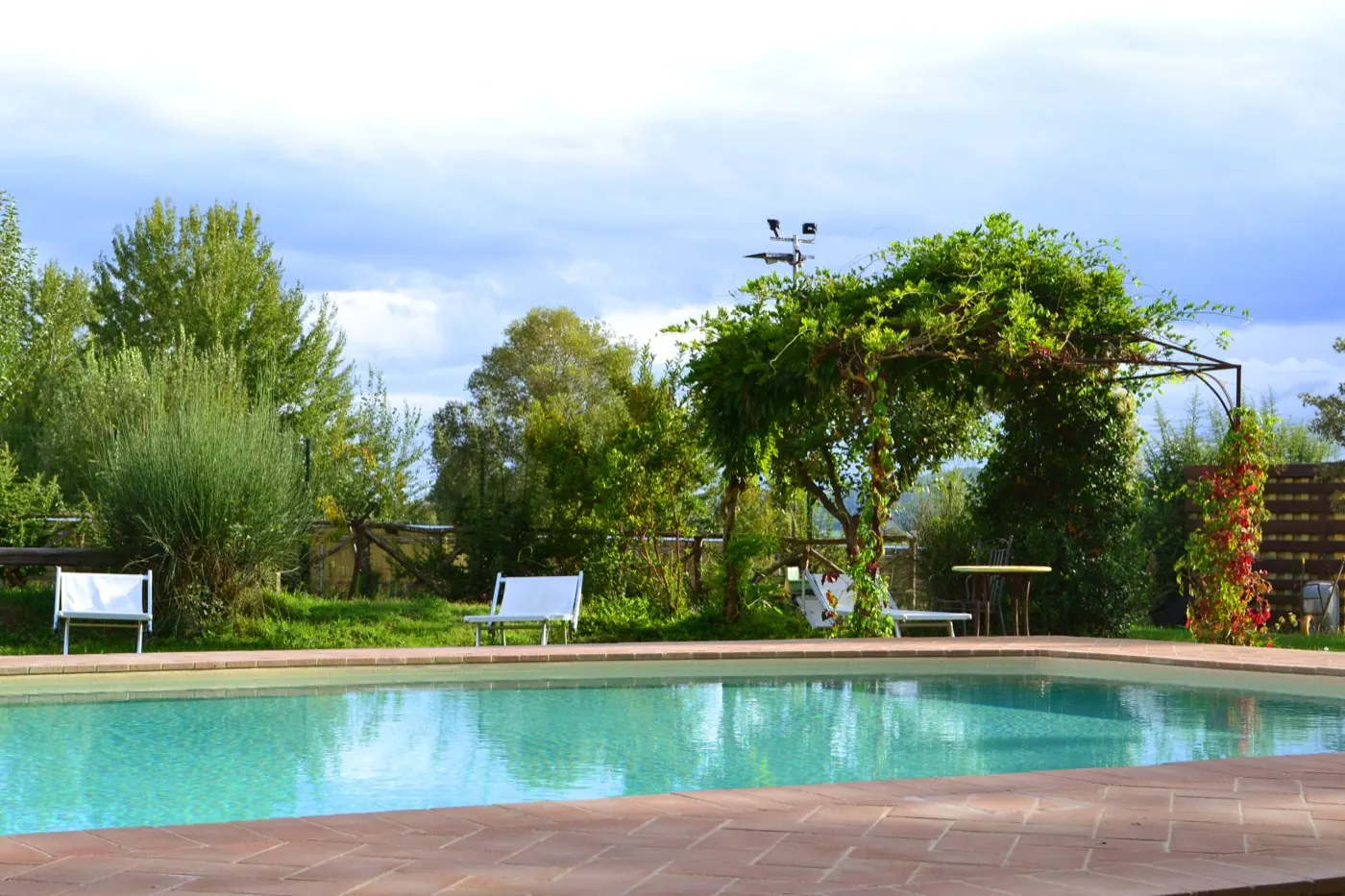 Der Pool mit Glyzinien-Pergola